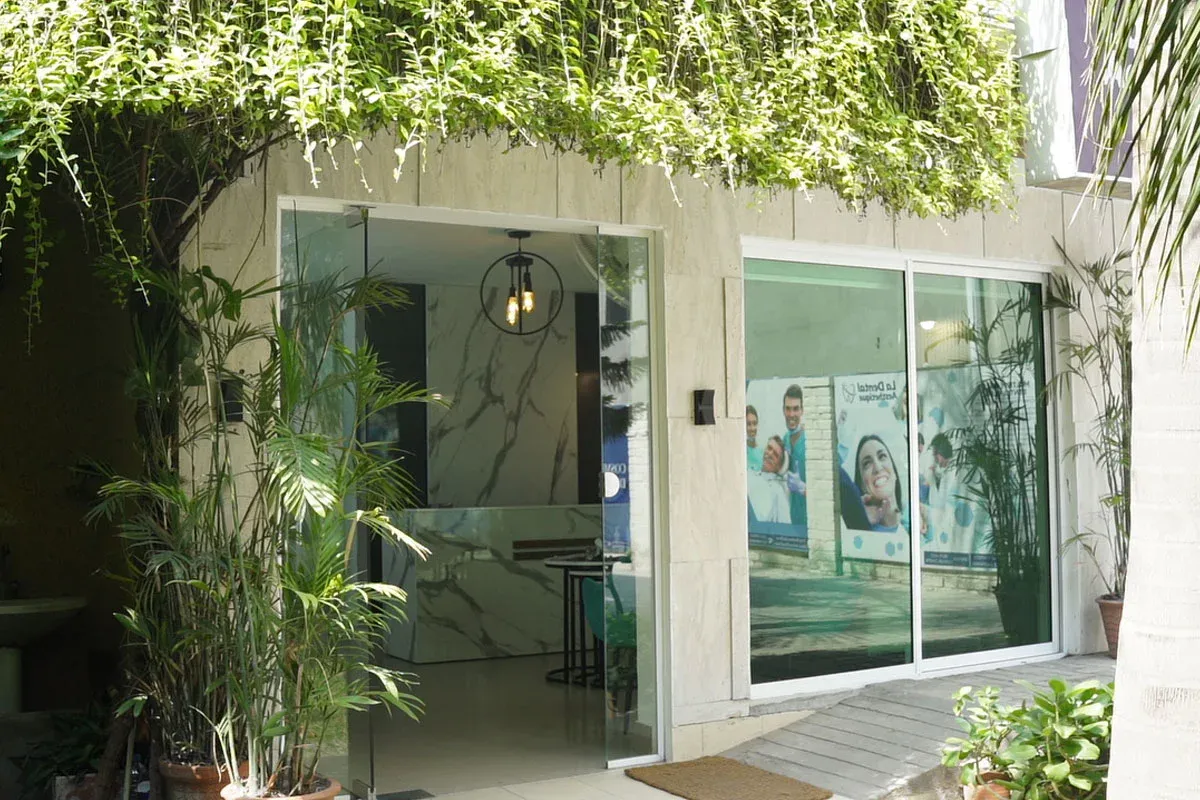 Entrance of Lá Dental Aésthetique on Jail Road, Shadman